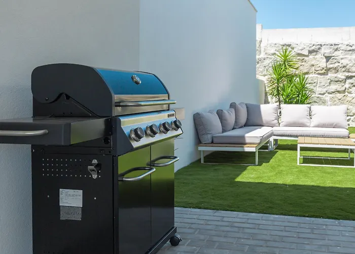 Laura With Private Swimming Pool *